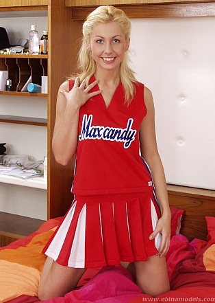 01-Cheerleader-Monni
